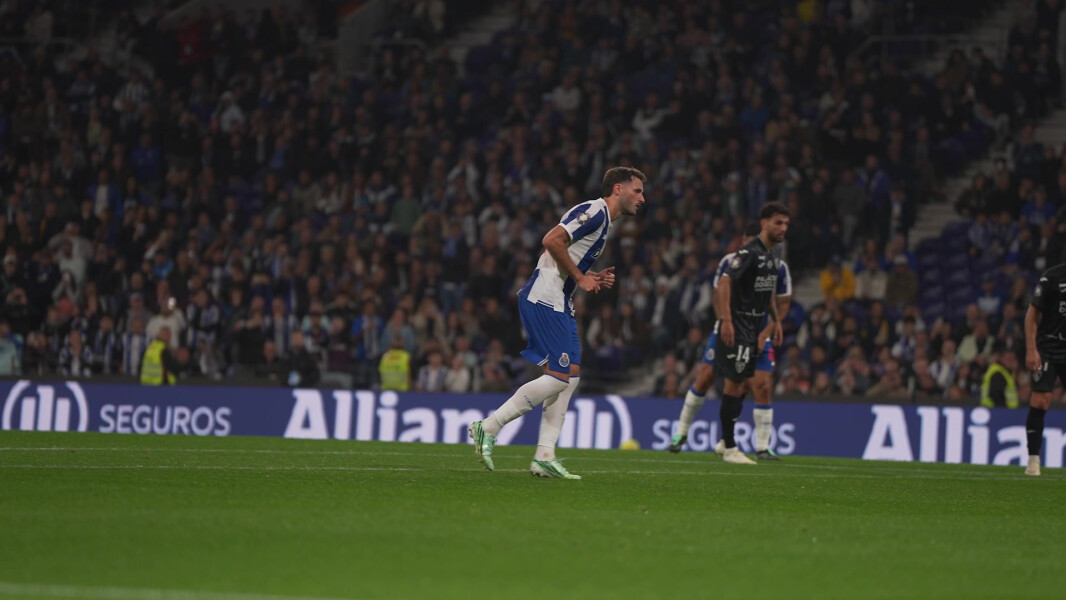 45' golo Santiago Gimenez (1-0)