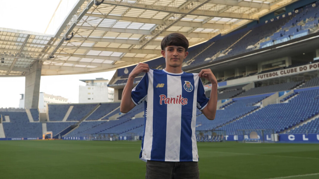 Francisco Biscaia assina contrato de formação